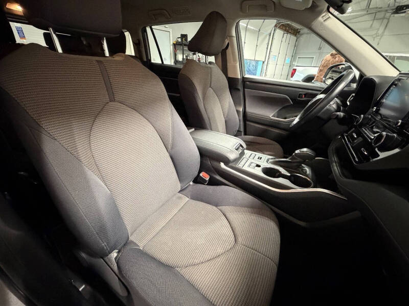 2022 Toyota Highlander LE