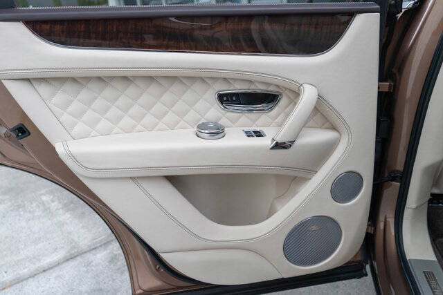 2017 Bentley Bentayga 29