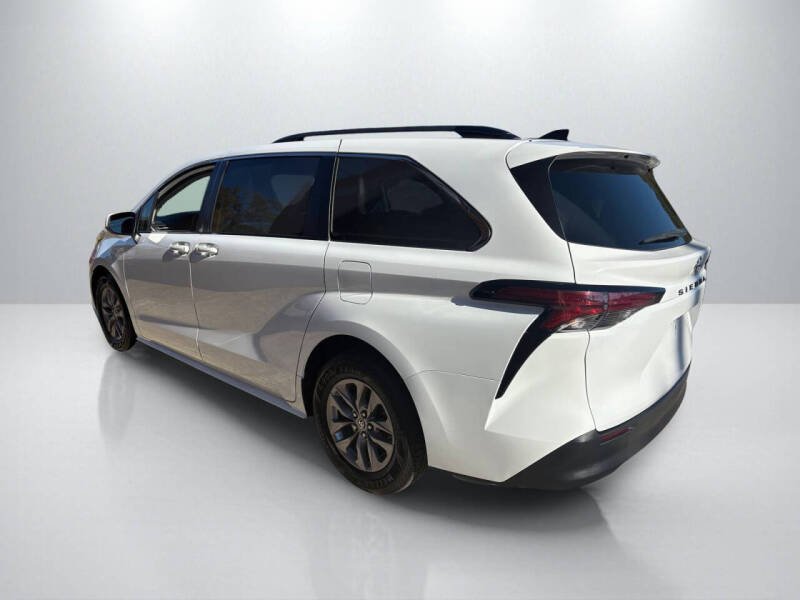 2022 Toyota Sienna LE 8-Passenger