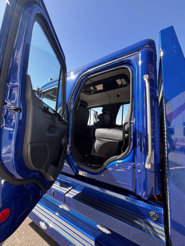 2025 Freightliner M2 106