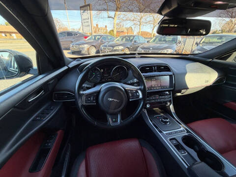 2017 Jaguar XE 35t R-Sport