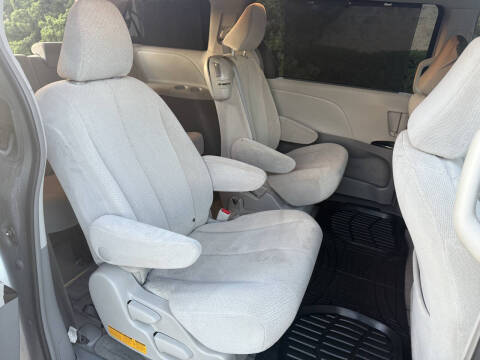2013 Toyota Sienna LE 7-Passenger Auto Access Seat