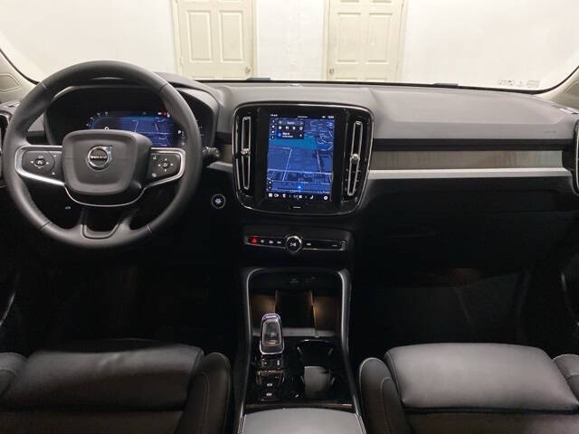 2025 Volvo XC40 B5 Plus Bright Theme