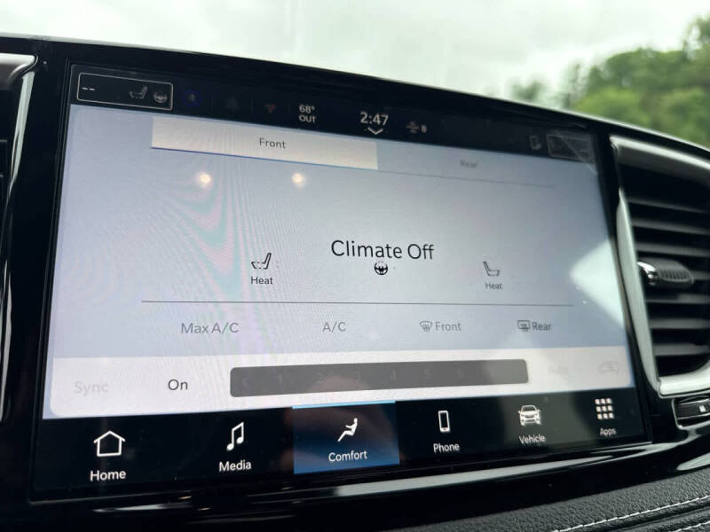 2027 Chrysler Pacifica Select