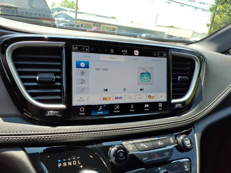2027 Chrysler Pacifica Select