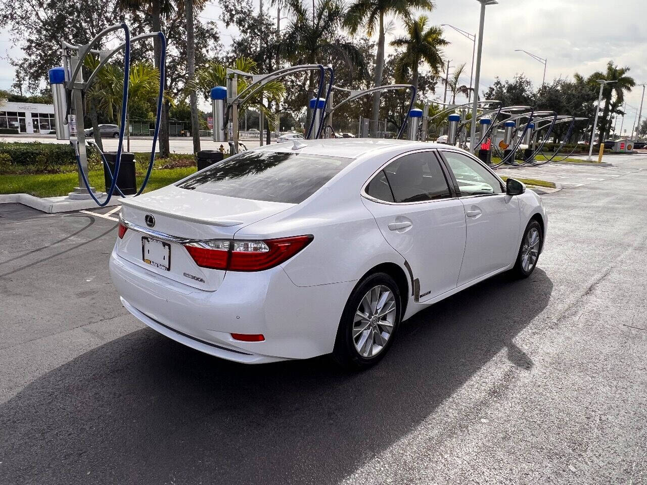 2014 LEXUS ES Sedan - $13,500