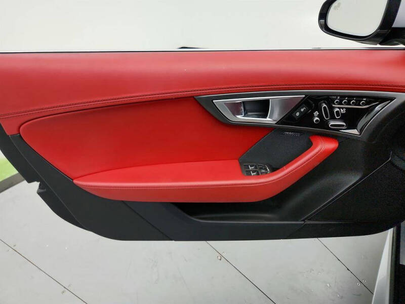 2016 Jaguar F-TYPE R