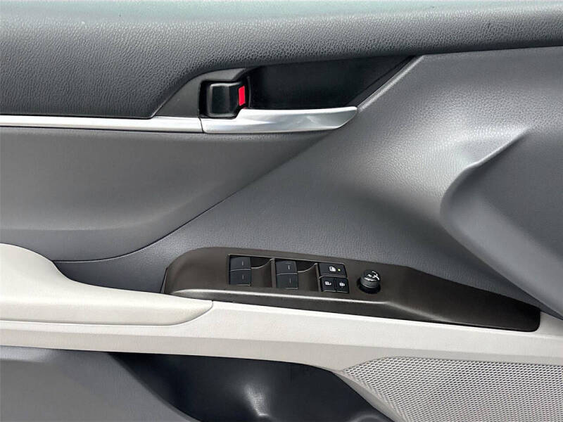 2022 Toyota Camry Hybrid LE