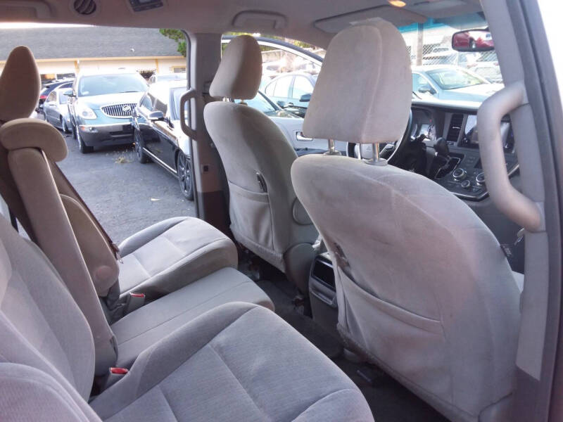 2015 Toyota Sienna LE 8-Passenger