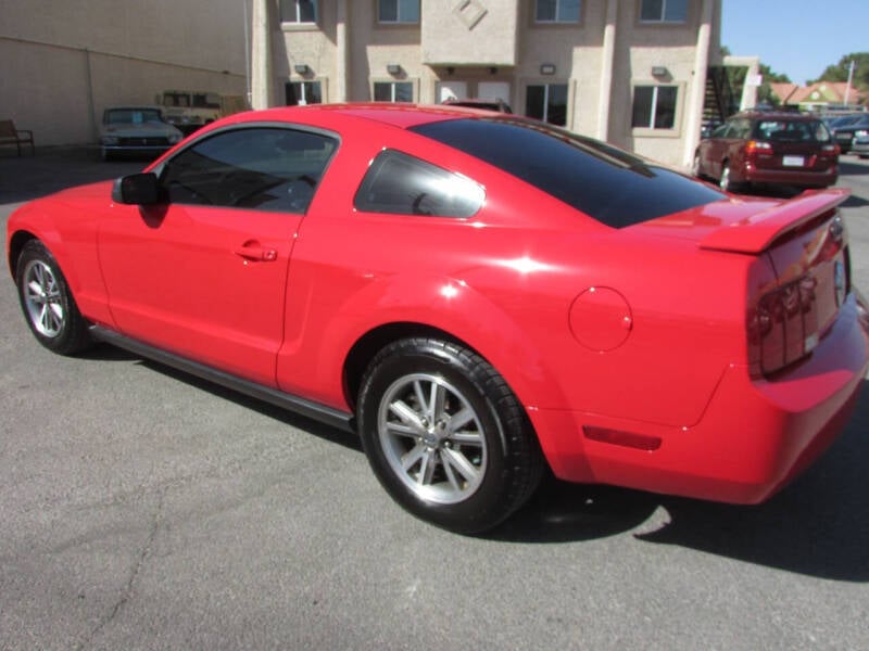 2005 Ford Mustang Deluxe photo 4