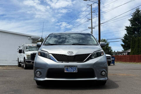 2012 Toyota Sienna SE 8-Passenger