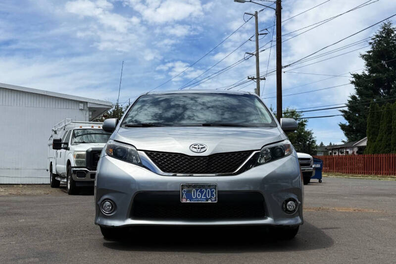2012 Toyota Sienna SE 8-Passenger
