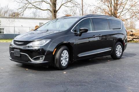 2017 Chrysler Pacifica for sale at CROSSROAD MOTORS in Caseyville IL