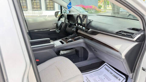 2022 Toyota Sienna LE 8-Passenger
