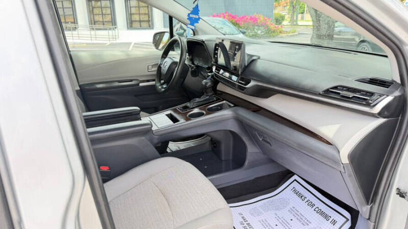 2022 Toyota Sienna LE 8-Passenger