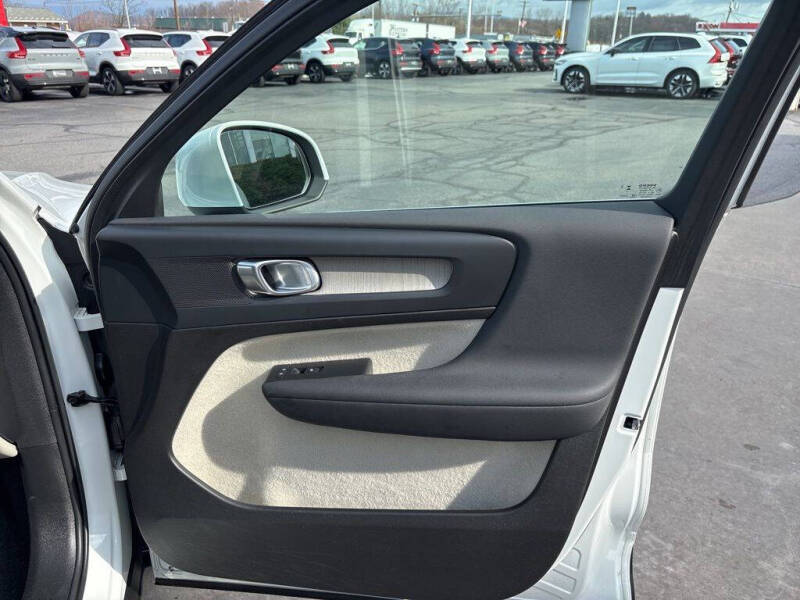 2023 Volvo XC40 B5 Plus Bright Theme