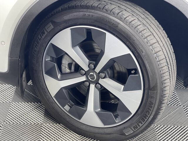 2024 Volvo XC40 B5 Plus Bright Theme