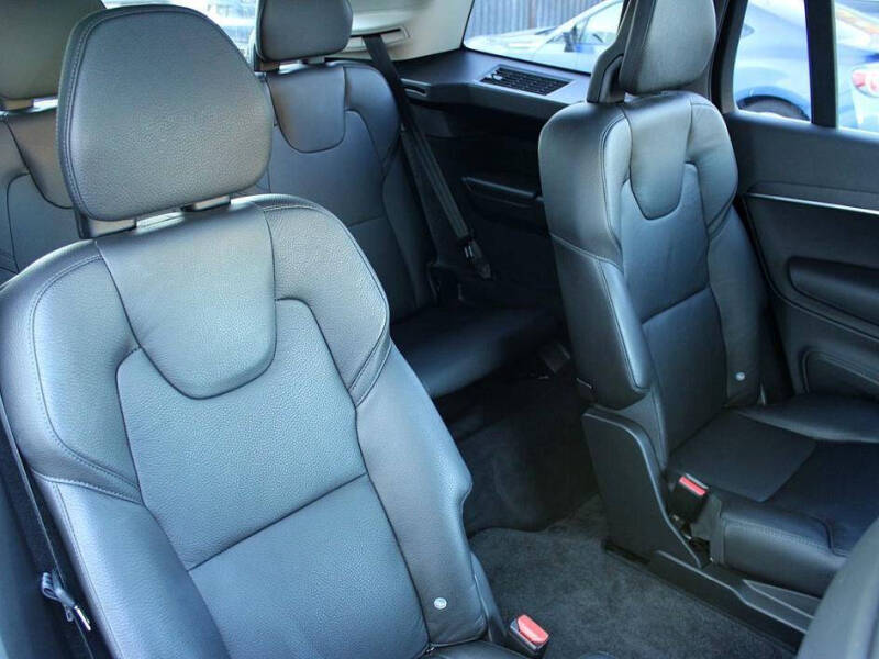 2020 Volvo XC90 T6 Momentum 6-Passenger