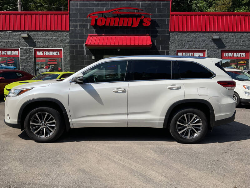 2017 Toyota Highlander for sale at Tommy's Auto Sales in Inez KY