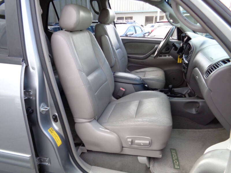 2004 Toyota Sequoia SR5