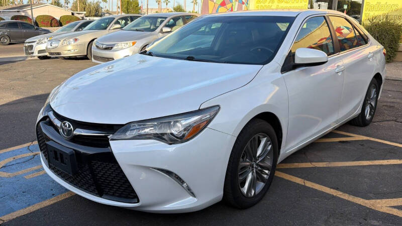 2015 Toyota Camry SE's photo