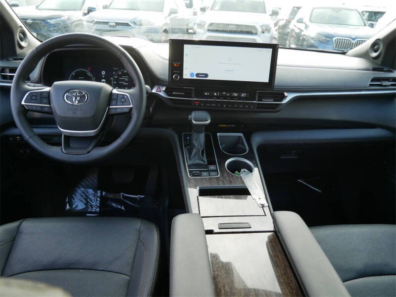 2025 Toyota Sienna Platinum 7-Passenger