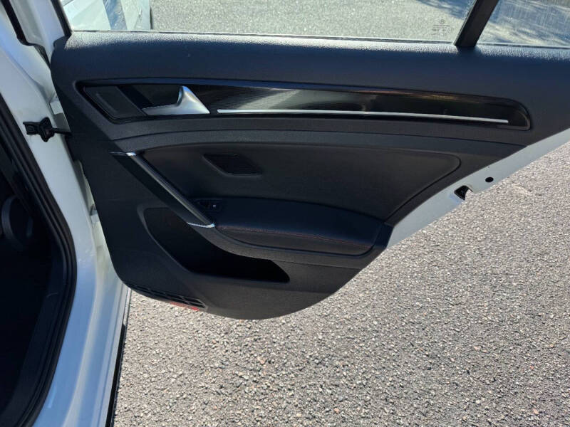 2017 Volkswagen Golf GTI Sport