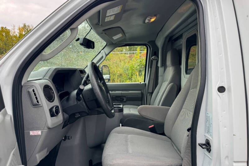 2024 Ford E-Series E-450 SD