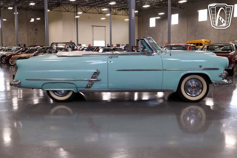 1953 Ford Crestline