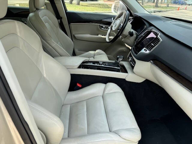 2016 Volvo XC90 T6 Momentum