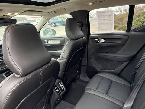 2025 Volvo XC40 B5 Core Bright Theme