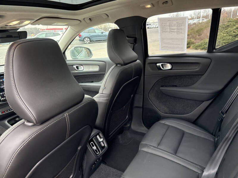 2025 Volvo XC40 B5 Core Bright Theme