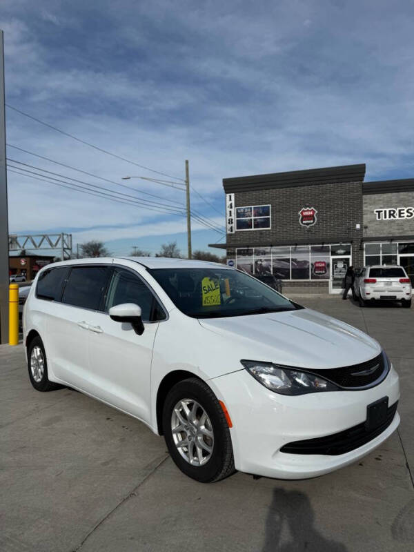 2020 Chrysler Voyager for sale at US 24 Auto Group in Redford MI