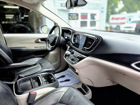 2017 Chrysler Pacifica Touring-L