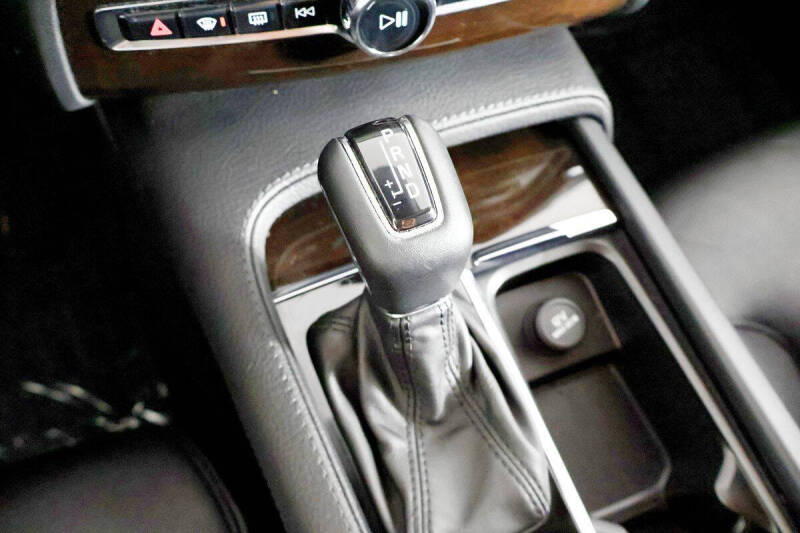 2017 Volvo XC90 T6 Momentum