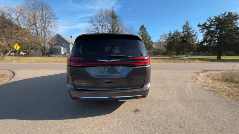 2022 Chrysler Pacifica Touring L photo 4