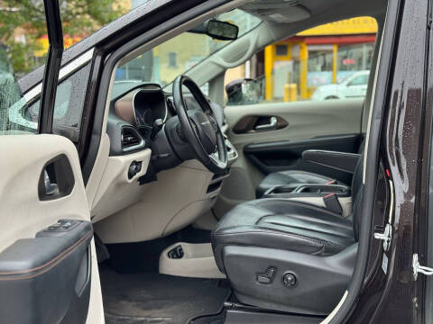 2017 Chrysler Pacifica Touring-L