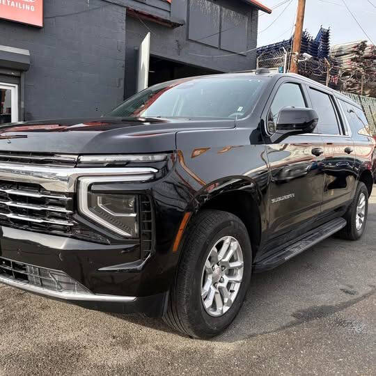 2025 Chevrolet Suburban LT's photo