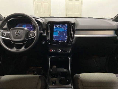 2025 Volvo XC40 B5 Core Bright Theme