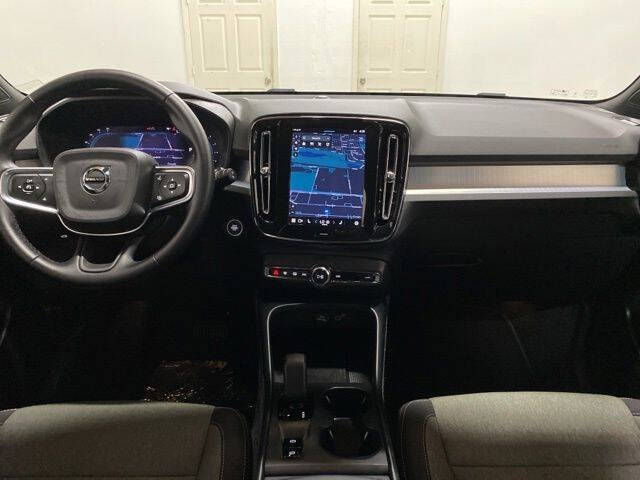 2025 Volvo XC40 B5 Core Bright Theme