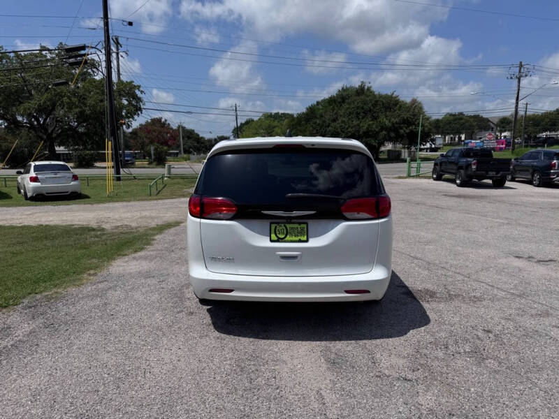 2022 Chrysler Voyager LX