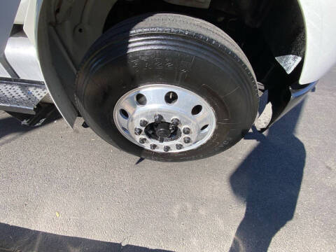 2005 Freightliner M2 106