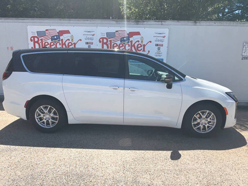 2027 Chrysler Pacifica Select
