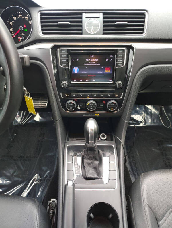 2017 Volkswagen Passat 1.8T R-Line