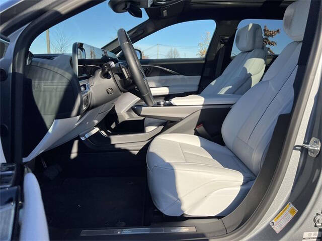 2024 Cadillac LYRIQ Luxury 2