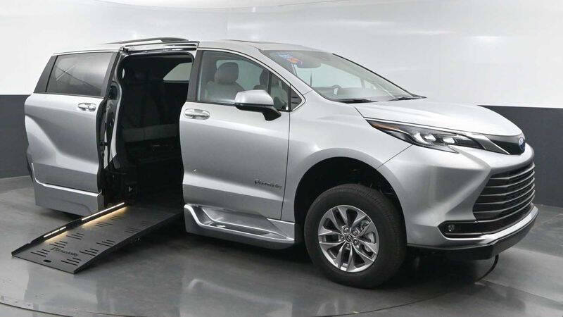 2025 Toyota Sienna XLE's photo
