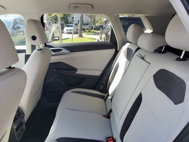 2025 Volkswagen Taos SE