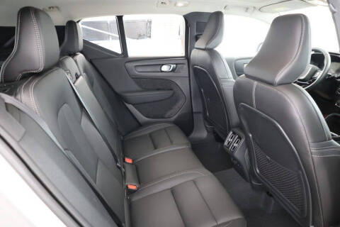 2024 Volvo XC40 B5 Plus Dark Theme