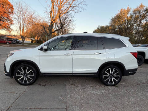 2021 Honda Pilot Touring w/Rear Captain's Chairs