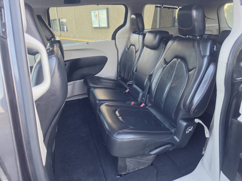 2017 Chrysler Pacifica Touring-L
